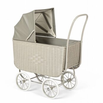 Szary wózek dla lalek w stylu retro z rattanu z budką i białymi kołami dla dziecka. byAstrup Wózek Doll Pram Retro Rattan, Grey