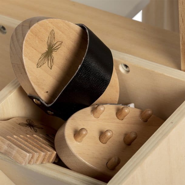 Drewniany zestaw do pielęgnacji konia z czarnym paskiem do trzymania dla dziecka do zabawy koniem hobby horse. byAstrup Zestaw do pielęgnacji konia Hobby Horse 8el