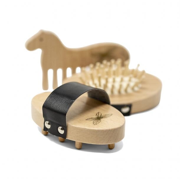 Drewniany zestaw do pielęgnacji konia z dwoma szczotkami i uchwytem do trzymania akcesoriów do konia. byAstrup Zestaw do pielęgnacji konia Hobby Horse 8el