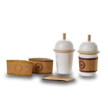 Dwa białe kubki na napoje z pokrywkami i brązowymi opaskami z papieru do trzymania na zimne napoje. Mamamemo Kubki Milk Shake „TO GO”