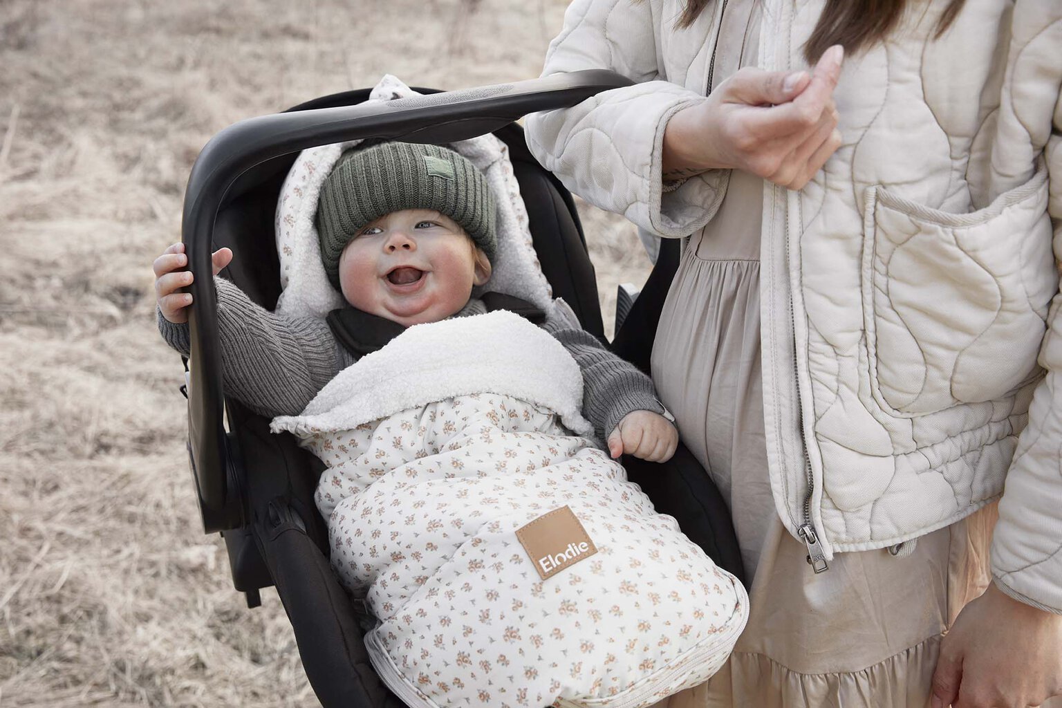 Biały śpiworek do fotelika samochodowego w drobne kwiaty dla niemowlaka. Elodie Details śpiworek do fotelika samochodowego Autumn Rose