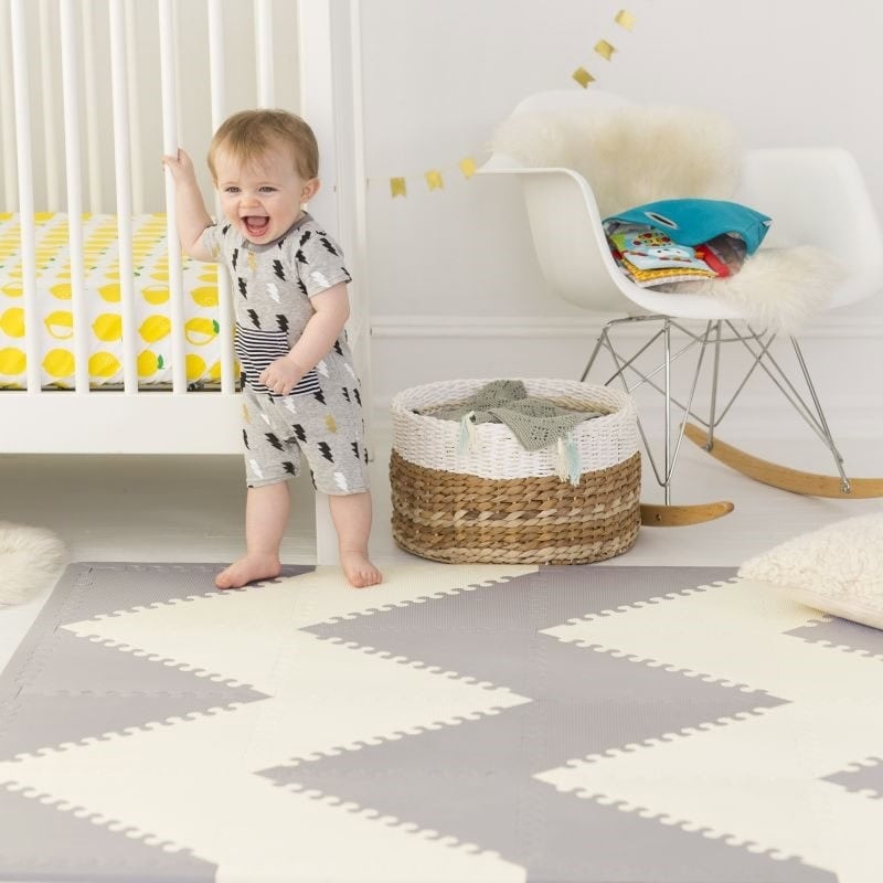 Mata piankowa szaro kremowa z geometrycznym wzorem dla dziecka. Skip Hop Mata Playspot Grey/Cream GEO