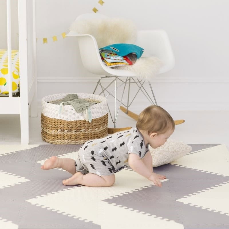Piankowa mata do zabawy w szaro-kremowe geometryczne wzory dla niemowlaka. Skip Hop Mata Playspot Grey/Cream GEO