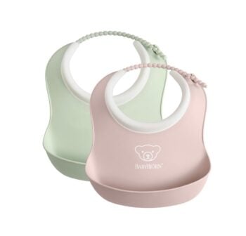 Zestaw dwóch małych śliniaczków silikonowych w kolorze jasna zieleń i jasny róż dla niemowlaka. BABYBJORN 2 małe śliniaczki Powder Green/ Powder Pink