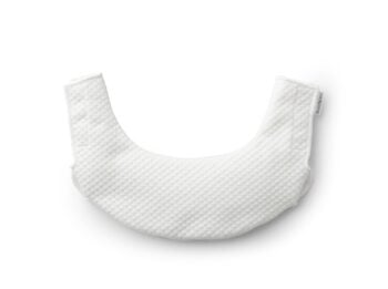 Biały śliniaczek do nosidełka ergonomicznego dla niemowlaka materiał tekstylny zapięcie na rzepy. BABYBJORN śliniaczek do nosidełka ergonomicznego BABYBJORN One, biały