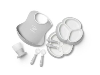 Szary zestaw do karmienia dla dziecka 8 elementów w tym śliniak talerzyk kubek sztućce. BABYBJORN Zestaw obiadowy Dinnerware, 8 szt. Grey