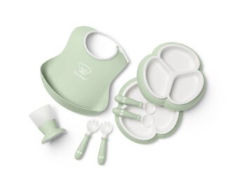 Zestaw do karmienia dla dziecka zielony z talerzykiem z przegródkami sztućcami śliniakiem i kubkiem treningowym. BABYBJORN Zestaw obiadowy Dinnerware, 8 szt. Powder Green