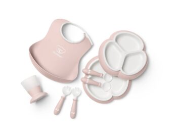 Zestaw do karmienia dla dziecka różowy śliniak talerz z przegródkami sztućce kubek na jajko. BABYBJORN Zestaw obiadowy Dinnerware, 8 szt. Powder Pink