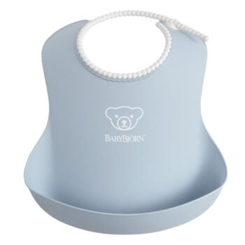 Niebieski silikonowy śliniak dla dziecka z kieszonką na jedzenie. BABYBJORN śliniak Powder Blue