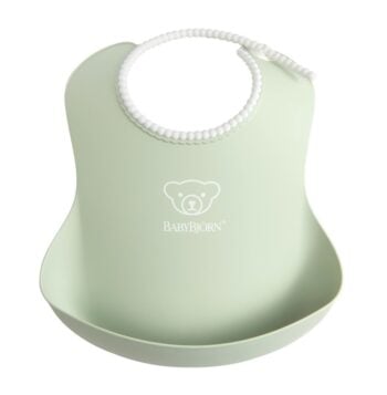 Silikonowy śliniak dla dziecka w kolorze jasnej zieleni z motywem misia i regulowanym zapięciem. BABYBJORN śliniak Powder Green