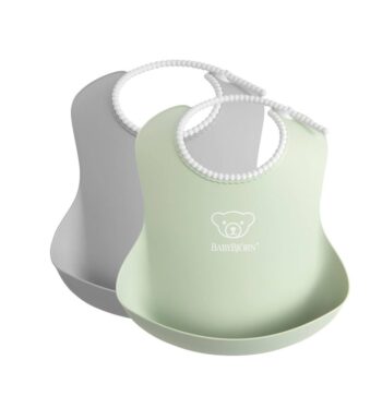 Zestaw dwóch silikonowych śliniaków dla dziecka w kolorze szarym i jasnym zielonym z kieszonką na jedzenie. BABYBJORN 2 śliniaki Grey / Powder Green