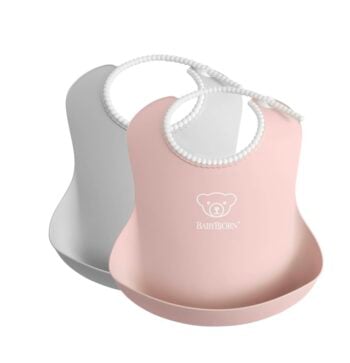 Zestaw dwóch silikonowych śliniaków dla dziecka w kolorze szarym i pudrowym różu. BABYBJORN 2 śliniaki Grey / Powder Pink
