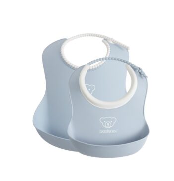 Zestaw dwóch silikonowych śliniaków w kolorze jasnoniebieskim dla niemowlaka. BABYBJORN zestaw śliniaków mały/duży Powder Blue