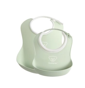 Zestaw dwóch silikonowych śliniaków w kolorze jasnej zieleni dla dziecka z regulowanym zapięciem. BABYBJORN zestaw śliniaków mały/duży Powder Green