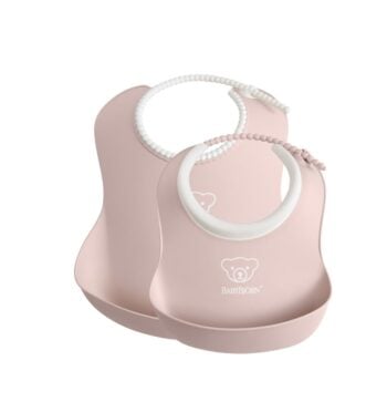 Zestaw dwóch silikonowych śliniaków w kolorze pudrowego różu dla dziecka. BABYBJORN zestaw śliniaków mały/duży Powder Pink