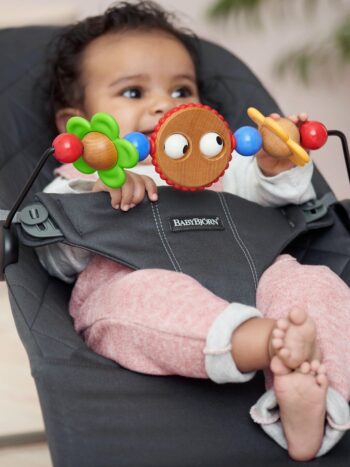 Zabawka do leżaczka z kolorowymi elementami i ruchomymi oczkami dla niemowlaka. BABYBJORN zabawka do leżaczka Googly Eyes