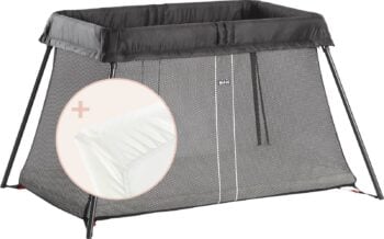 Czarne łóżeczko turystyczne z siateczkowymi bokami dla niemowląt z białym prześcieradłem. BABYBJORN Łóżeczko turystyczne LIGHT czarny + prześcieradło