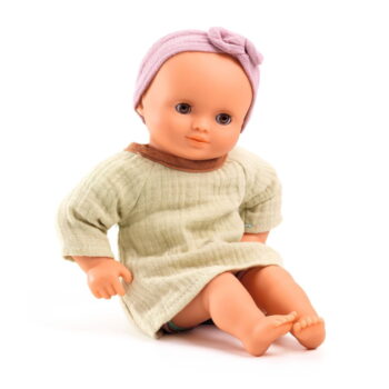 Lalka bobas z różową opaską na głowie ubrana w jasną sukienkę dla dziecka. Djeco Lalka Pistache 32 cm KOLEKCJA POMEA