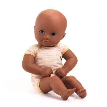 Lalka bobas o ciemnej karnacji ubrana w jasny pajacyk w kratkę dla dzieci powyżej 18 miesięcy. Djeco Lalka Yellow 32 Cm KOLEKCJA POMEA 18 mies+