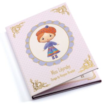 Zestaw naklejek z postacią dziewczynki w kolorowej sukience na różowym tle dla dzieci. Djeco Zestaw z naklejkami „MISS LILYRUBY”