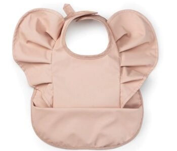 Śliniak dla dziecka w kolorze pudrowego różu z falbanami i kieszonką na jedzenie. Elodie Details śliniak Powder Pink