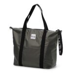 Zielona torba dla mamy z czarnymi uchwytami i zapięciem na suwak z materiału soft shell. Elodie Details Torba dla mamy Soft Shell Rebel Green