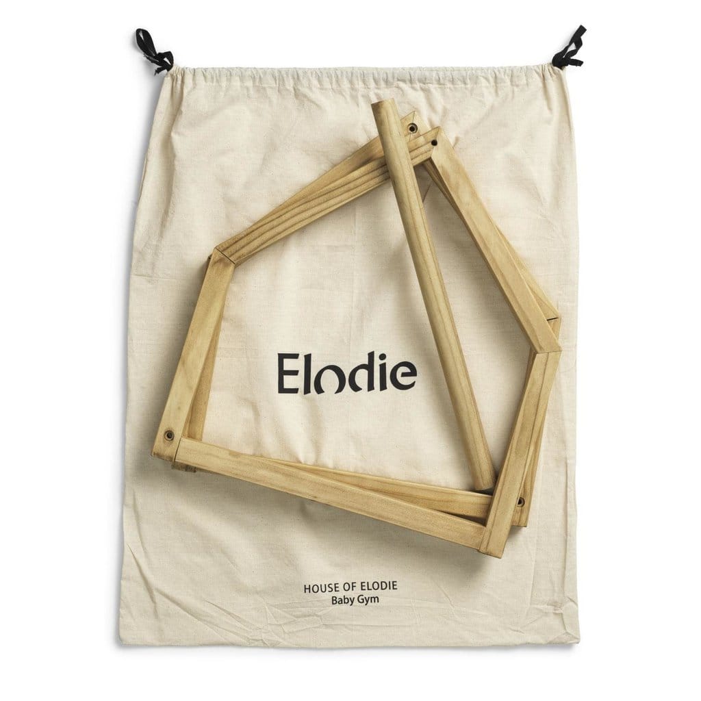 Drewniany stojak edukacyjny do zawieszania zabawek dla niemowlaka w kształcie domu z materiałowym workiem na przechowywanie. Elodie Details House of Elodie Baby Gym Stojak edukacyjny