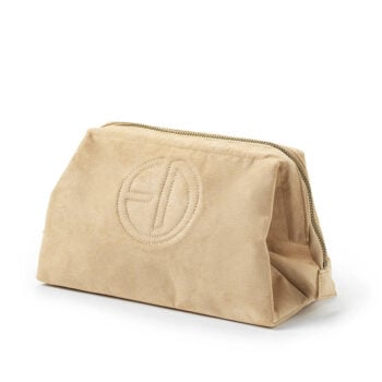 Beżowa kosmetyczka z zapięciem na zamek z materiału alcantara dla mamy. Elodie Details Organizer Zip&Go Alcantara