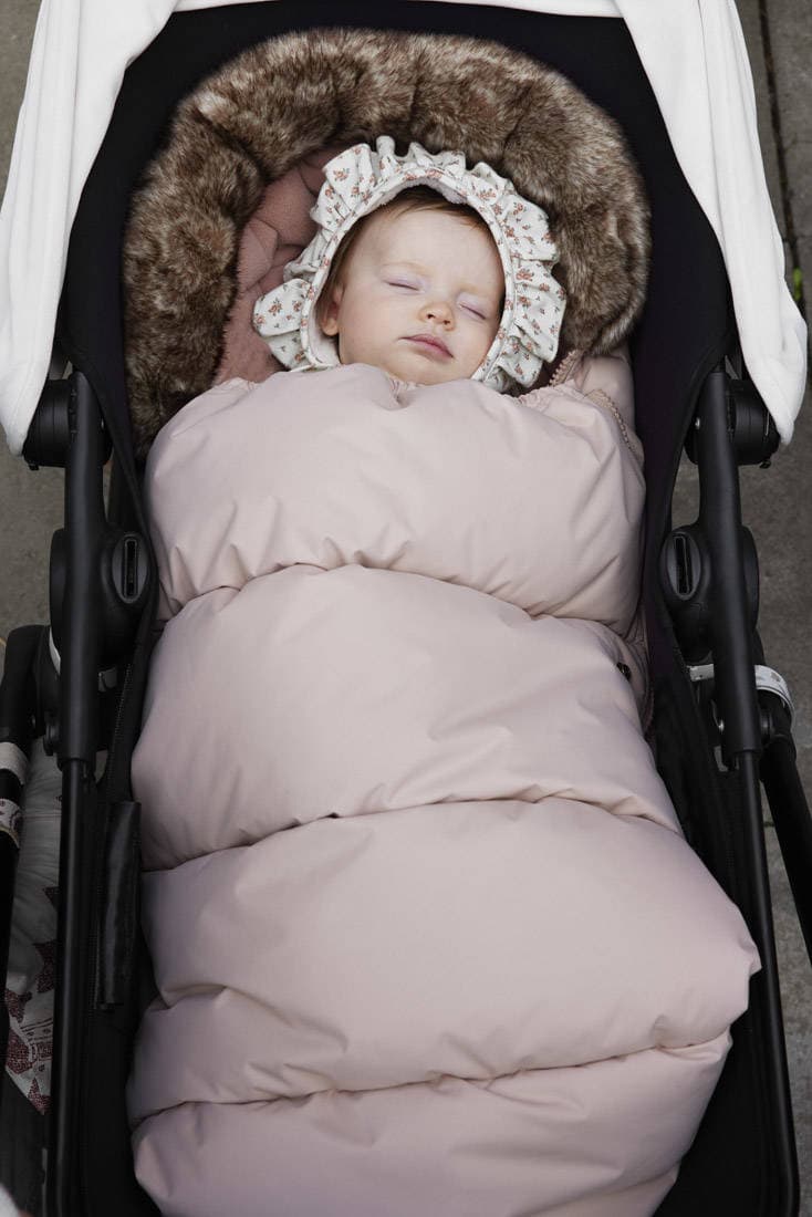 Różowy śpiworek do wózka z futrzanym obszyciem dla niemowlaka. Elodie Details śpiworek do wózka Blushing Pink