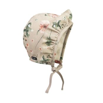 Zimowa czapka niemowlęca w jasnobeżowym kolorze w kwiatowy wzór z troczkami do wiązania dla dziecka 0-3 miesiące. Elodie Details Czapka Winter Bonnet Meadow Blossom 0-3 m-ce