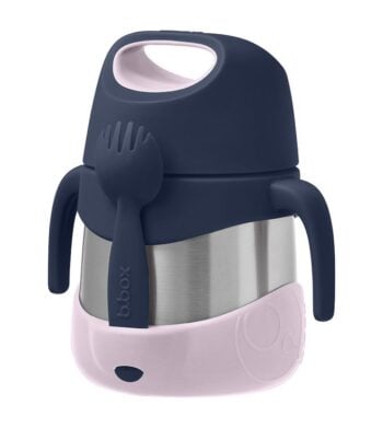 Termos na jedzenie stalowy z granatową pokrywką i różowym silikonowym spodem z uchwytami oraz granatową łyżko-widelcem dla dziecka. B.Box Termos na jedzenie 335 ml, Indigo Rose