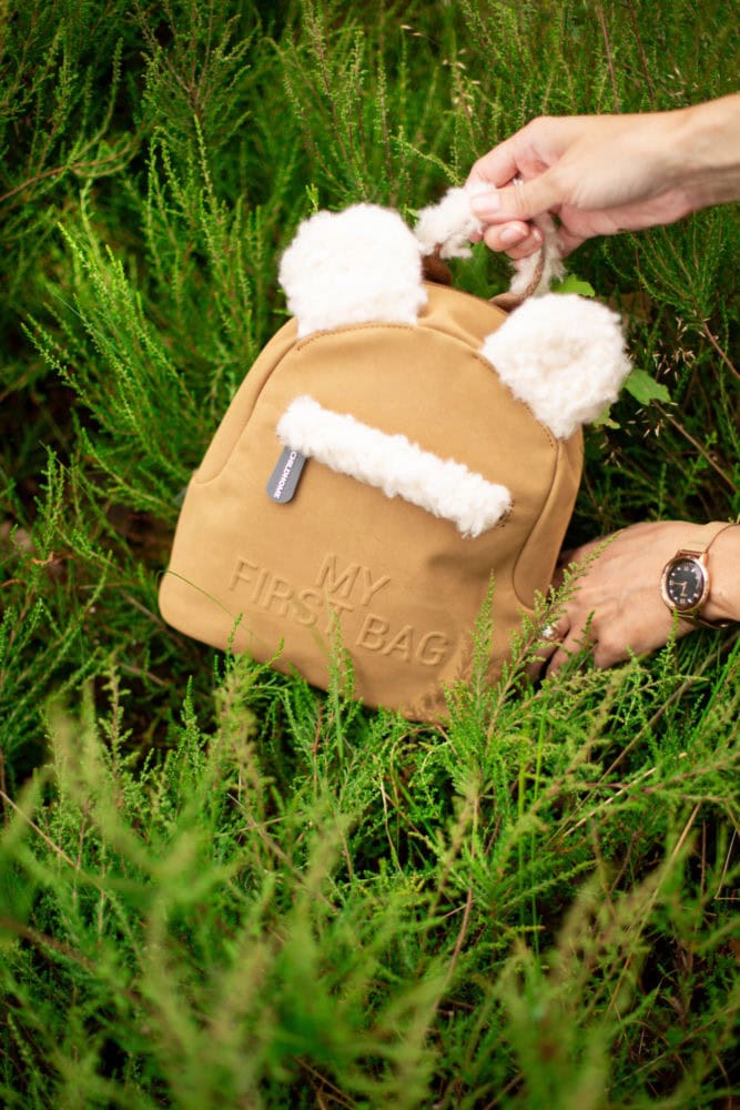 Dziecięcy plecak w kolorze beżowym z futerkowymi uszami i detalami dla dziecka. Childhome Plecak dziecięcy My First Bag Suede-Look