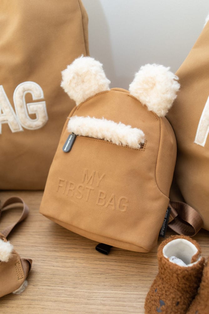 Dziecięcy plecak w kolorze karmelowym z miękkimi uszami i napisem my first bag dla malucha. Childhome Plecak dziecięcy My First Bag Suede-Look