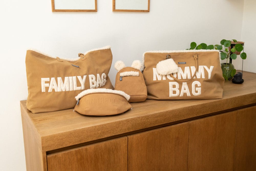 Zestaw toreb i plecaków dziecięcych w kolorze beżowym z napisem family bag i mommy bag dla mamy i dziecka. Childhome Plecak dziecięcy My First Bag Suede-Look
