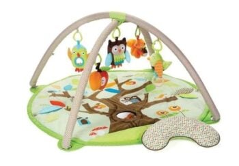Okrągła mata edukacyjna z motywem drzewa z zawieszkami w kształcie zwierząt dla niemowlaka. Skip Hop Mata edukacyjna Treetop