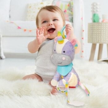 Zawieszka pluszowa jednorożec fioletowo biały z elementami sensorycznymi dla niemowlaka. Skip Hop Zawieszka Bandana Buddies Jednorożec