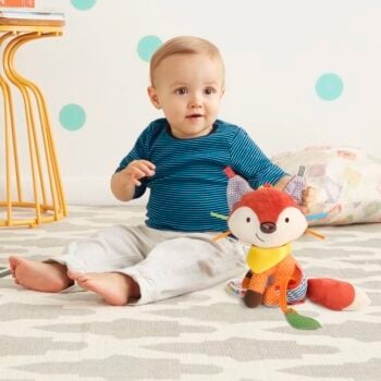 Zawieszka pluszowa lis pomarańczowy z żółtą chustą dla niemowlaka. Skip Hop Zawieszka Bandana Buddies Lis