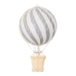Balon dekoracyjny w kształcie balonu na gorące powietrze szaro biały z wiklinowym koszem. Filibabba Balon 10 cm Grey