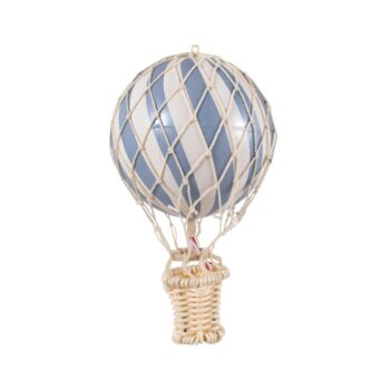 Balon dekoracyjny w kształcie balonu na gorące powietrze w kolorze jasnoniebieskim z wiklinowym koszem dla dziecka. Filibabba Balon 10 cm Powder blue