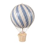 Balon dekoracyjny w kształcie balonu na gorące powietrze w kolorze niebiesko-białym z wiklinowym koszykiem. Filibabba Balon 20 cm Powder blue