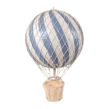 Balon dekoracyjny w kształcie balonu na gorące powietrze w kolorze niebiesko-białym z wiklinowym koszykiem. Filibabba Balon 20 cm Powder blue