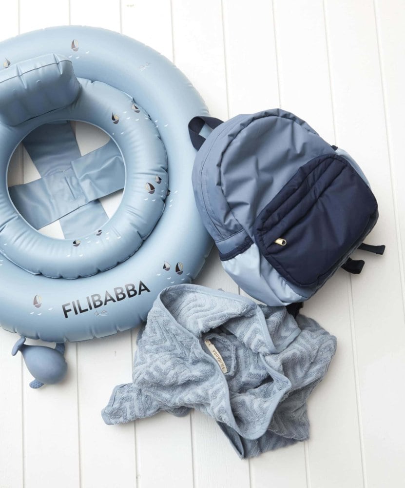 Duży plecak dziecięcy w odcieniach niebieskiego z przednią kieszenią na zamek dla dziecka. Filibabba Duży plecak Billie Blue