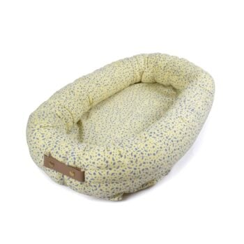 Niemowlęce gniazdko w jasnym żółtym kolorze z drobnym wzorem dla niemowlaka. Filibabba Gniazdko niemowlęce Cosmos daydream Pale banana