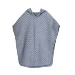 Niebieskie ponczo kąpielowe dla dziecka z kapturem i wzorem zygzakowym. Filibabba Poncho Zigzag Powder Blue