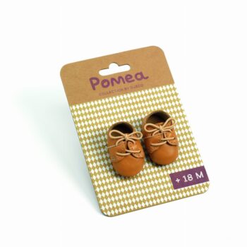 Brązowe buciki dla lalki z wiązaniami z kolekcji Pomea dla dzieci powyżej 18 miesięcy. Djeco Brązowe Buciki Dla Lalki KOLEKCJA POMEA