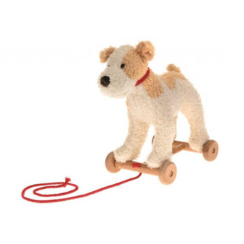 Pluszowy biało-brązowy piesek na drewnianych kółkach do ciągnięcia na czerwonym sznurku dla dziecka. Egmont Toys Pluszowy piesek Eliot do ciągnięcia