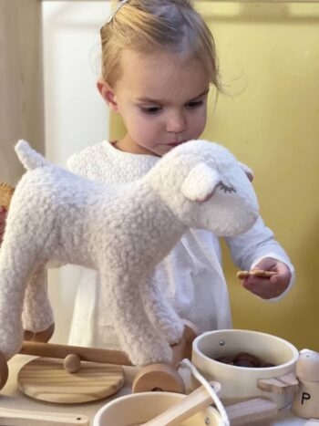 Wełniana biała owieczka do ciągnięcia na drewnianych kółkach dla dziecka. Egmont Toys Wełniana owieczka Mary do ciągnięcia