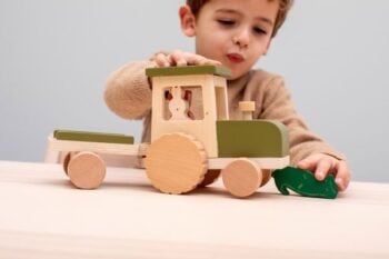 Drewniany traktor z przyczepą zielono naturalny kolor zabawka rolnicza dla dziecka. Trixie Baby Traktor z Przyczepą Drewniany
