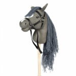Szary koń na kiju z otwartą buzią i długą szarą grzywą dla dziecka. byAstrup Hobby Horse szary koń na kiju z otwartą buzią i grzywą