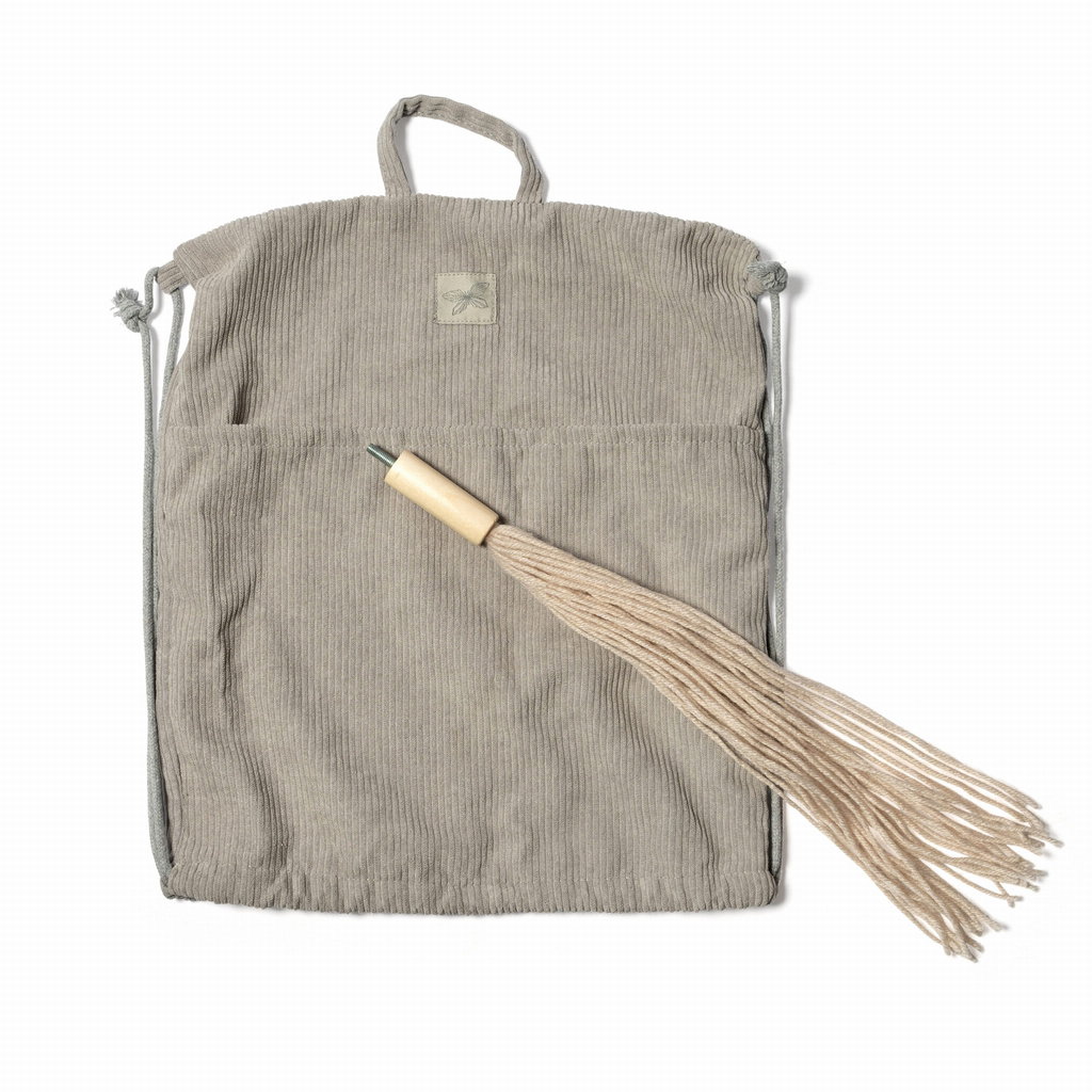 Beżowy koń na kiju z otwartą buzią dla dziecka z frędzlami z materiału i drewnianą rączką. ByAstrup Beżowy Hobby Horse Koń na kiju z otwartą buzią